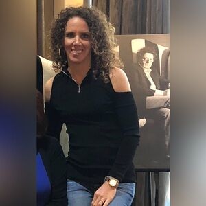 Beautiful long sleeve fitted top mock turtle neck zipper back.